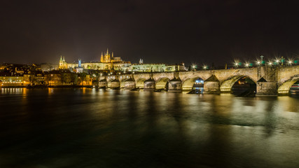 Fototapeta na wymiar Prague de nuit