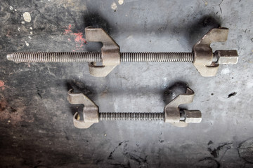 Screws for springs. A device for tightening springs.