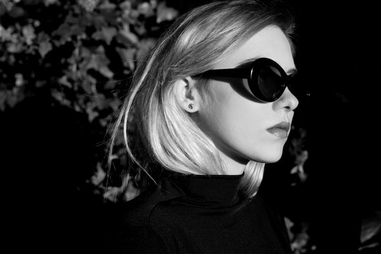 Black and white portrait of a woman wearing sunglasses