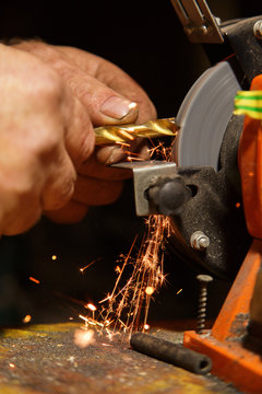 Crop hands sharpening drill bit