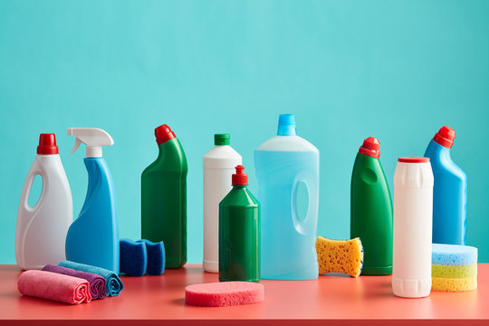 Detergents and sponges with napkins.