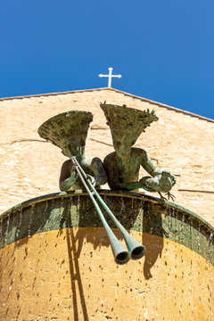 Ivan Theimer statue with two boys on top of a water fountain