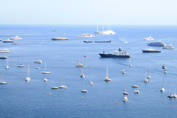 Fototapeta na wymiar Boats and cruise ship in the bay of Villefranche, French riviera