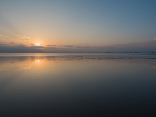 Naklejka premium amanecer en la playa con colores fríos en el delta del ebro