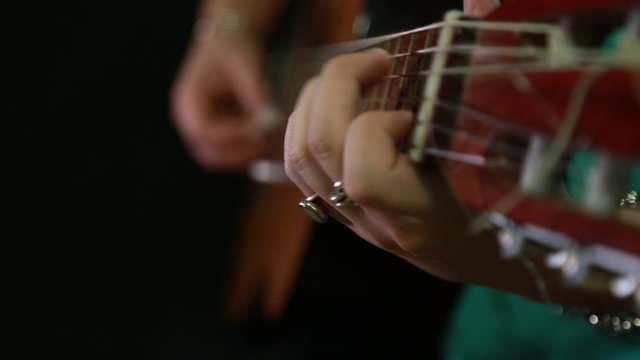 mujer tocando guitarra