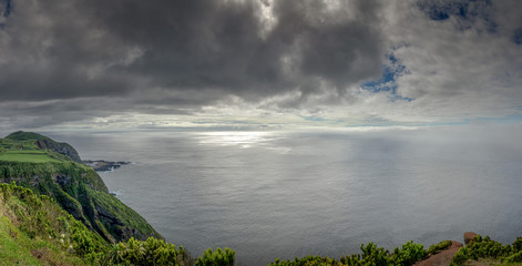 Panorama vom Atlantik bei wolkigem Wetter 