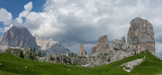 panorama sur un site de cinq tours rocheuses avec une prairie