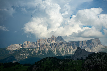 de gros nuages blancs au dessus des montagnes