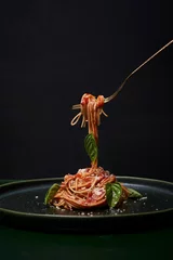 Papier Peint photo Lavable Manger spaghetti with tomato sauce