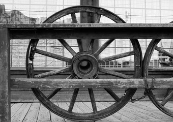 Ruote legate da una catena con riflesso di montagne in secondo piano © Pier