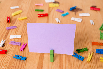Obraz premium Colored clothespin papers empty reminder wooden floor background office