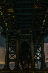 Fototapeta premium Manhattan Bridge from underneath