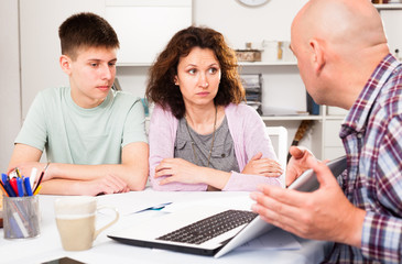 Obraz premium Family working with papers