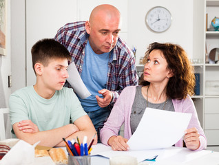 Obraz premium Family working with papers