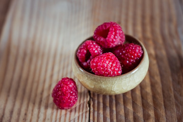 Framboises fraiches dans un petit pot en céramique