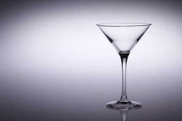 Fotografía de estudio, copa de cristal sobre fondo blanco difuminado. Concepto minimalista y sensación de espacio. Espacio para texto.