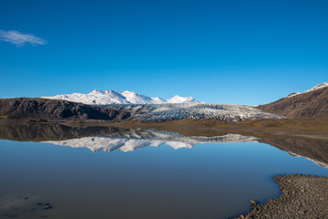 Obraz premium River Holmsa, Glacier Flaajokull and mountain and Flafjall mountain on a summer day in south Iceland