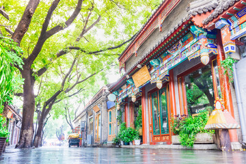 Nanluoguxiang von Peking am Morgen. Die Nachbarschaft enthält viele typische enge Gassen, die als Hutong bekannt sind. Das Hotel liegt im Bezirk Dongcheng, Peking, China.