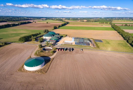 Luftbild - Herbstzeit - Biogasanlage mit Maishaufen