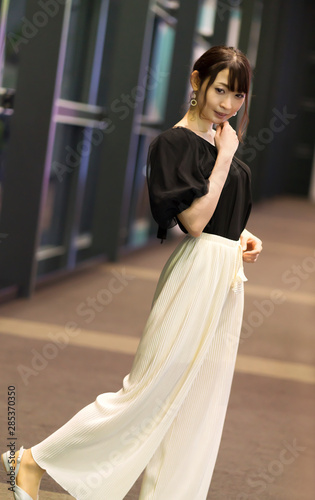 ファッションポートレート フレアパンツ Wall Mural Oka