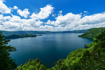 【青森県十和田湖】春の十和田湖：瞰湖台から眺める大パノラマ