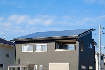 ソーラーパネルのある家　太陽光　発電　エコシステム