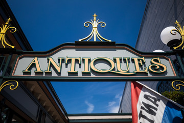 Antiques © Nicole