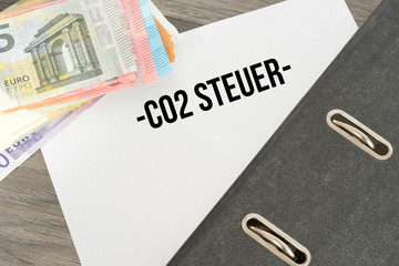Euro Geld und Co2 Steuer © studio v-zwoelf