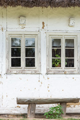 Dwa okna w starym drewnianym domu