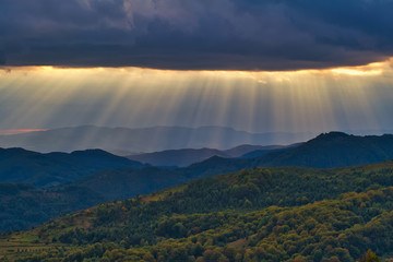 Obraz premium Magestic sunset in the carpatian mountains. Natural autumn landscape.