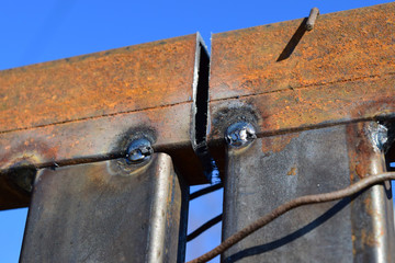 Connection by welding of metal square pipes