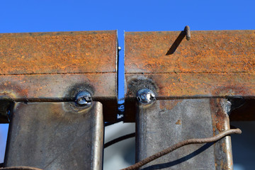 Connection by welding of metal square pipes