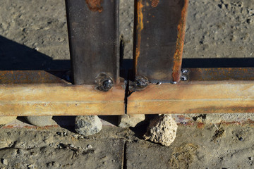Connection by welding of metal square pipes