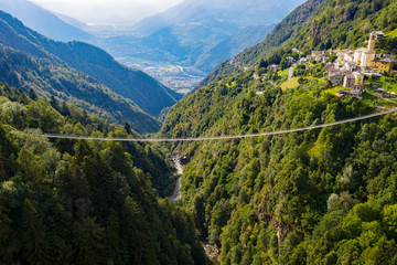 Valtartano - Valtellina (IT) - Vista aerea di Campo Tartano con il Ponte nel Cielo