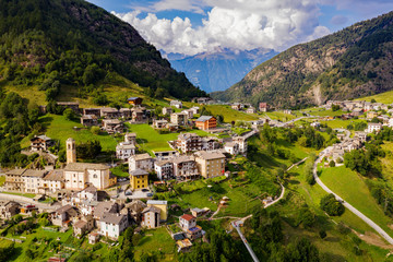 Valtartano - Valtellina (IT) - Vista aerea di Campo Tartano con il Ponte nel Cielo