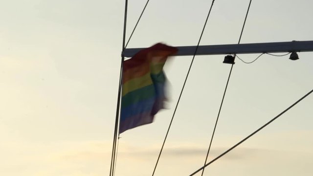 Regenbogenfahne flattert