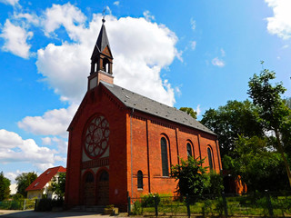 Fototapeta na wymiar Katholische Kirche St. Mariä Himmelfahrt aus dem 15. Jahrhundert