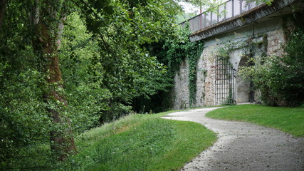 Fototapeta na wymiar A path near of the Lot river in Cahors, France