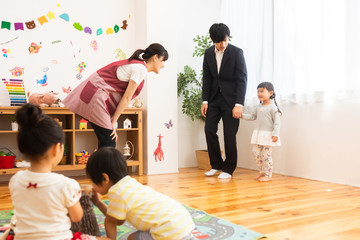 保育園の送り迎えをする保護者