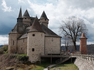 Fototapeta na wymiar Chateau médiéval château du moyen âge de Val avec lac et ciel d'orage