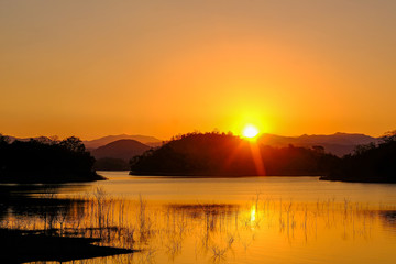 Obraz premium Sunset time at Kaeng-Krachan Dam, Thailand National Park