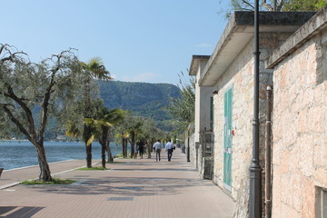 Fototapeta na wymiar Bardolino Promenade am Gardasee