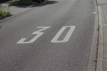 30er Zone auf dem Aspahlt