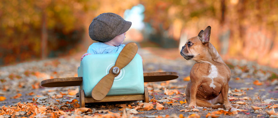 im Herbst mit Hund und Baby