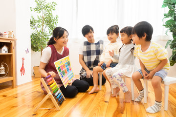 数字の勉強をする園児