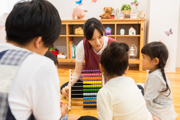 数字の勉強をする園児