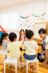 英語の勉強をする園児