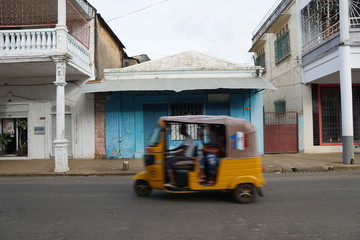Taxi in antsiranana diego suarez auf madagaskar - obrazy, fototapety, plakaty