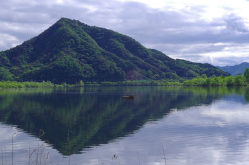 반영. 구름.  물. 호수. 저수지. 댐.
