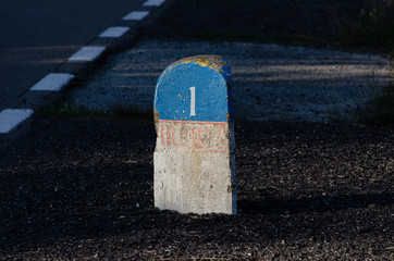 Antiguo indicador kilométrico en Allariz, Ourense. Galicia. España.
